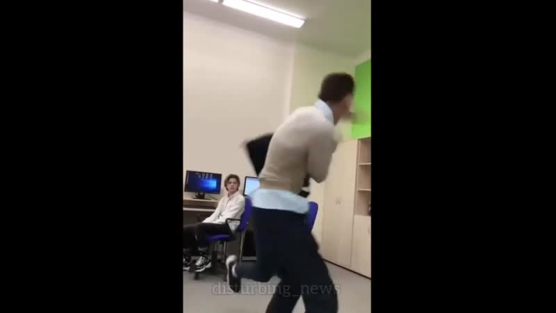 Школьный хулиган опоздал на урок, но уходить не стал, напал на учителя, после чего того уволили