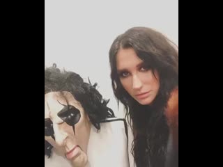 Кеша обновила свои социальные сети, напоминая, что у нее вышел первый эпизод подкаста «kesha and the creepies»