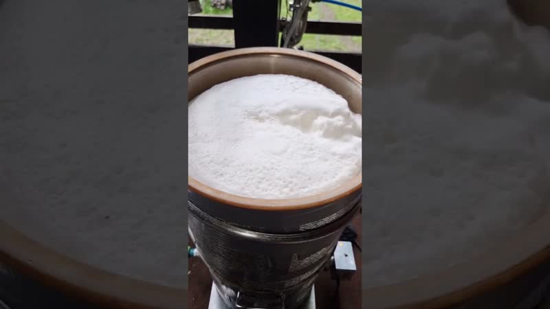 Пена при первой перегонке медовой браги #брага #мед #самогон #перегонка