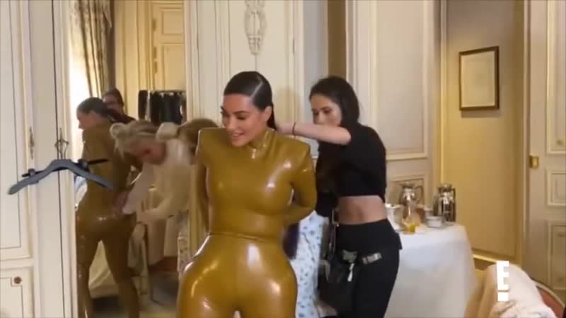 Ким кардашьян надевает свой латексный костюм