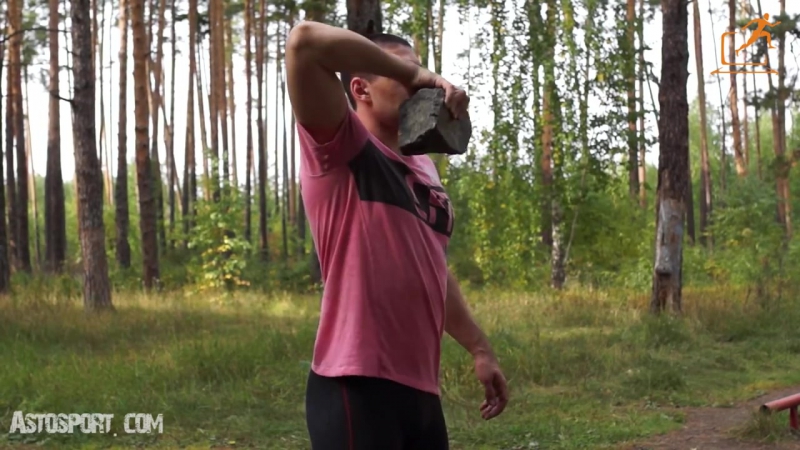 Тяга камня к подбородку дельты и трапеции