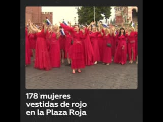 En rusia baten récord del mayor número de mujeres vestidas de rojo en el mismo lugar