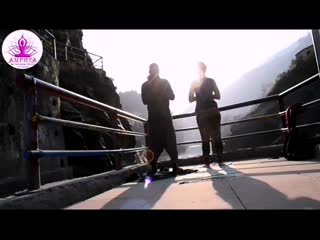 Утреняя йога в индийском девпраяге