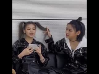 Ryujin playing with yeji’s twintails