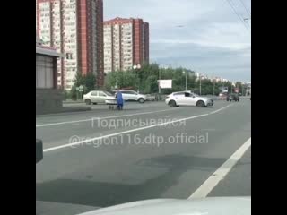 Бабушка катит ванну, пересекая широкополосную ямашева