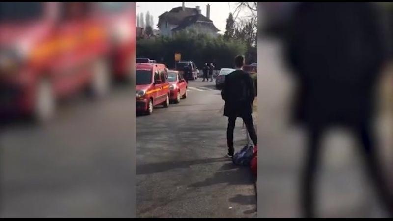 Спецназовцы задержали мужчину, которого в сми назвали "захватчиком лицея под парижем"
