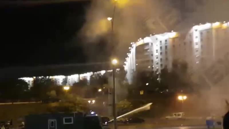 Омон активно применяет водомёты и светошумовые гранаты для разгона протестующих