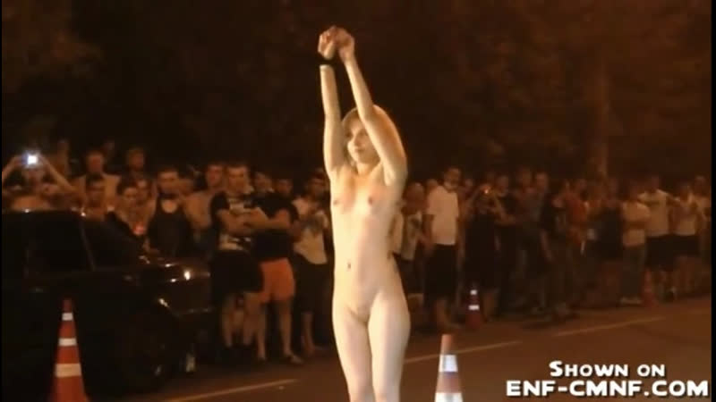 Nip, oon – горячая русская девушка раздевается на уличных гонках