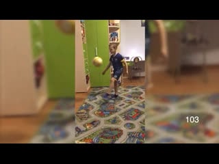 Чеканка двумя ногами