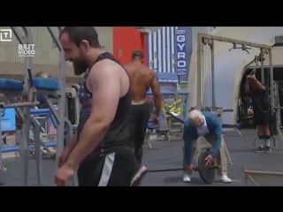 Дед пришел на muscle beach, чтобы показать на что он способен