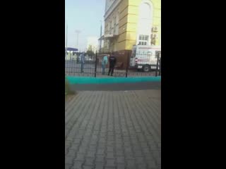 Мужчина на карете скорой помощи в окружении полиции