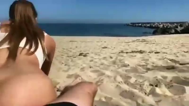 Милфа с маленькой грудью трахается на пляже с двумя любовниками