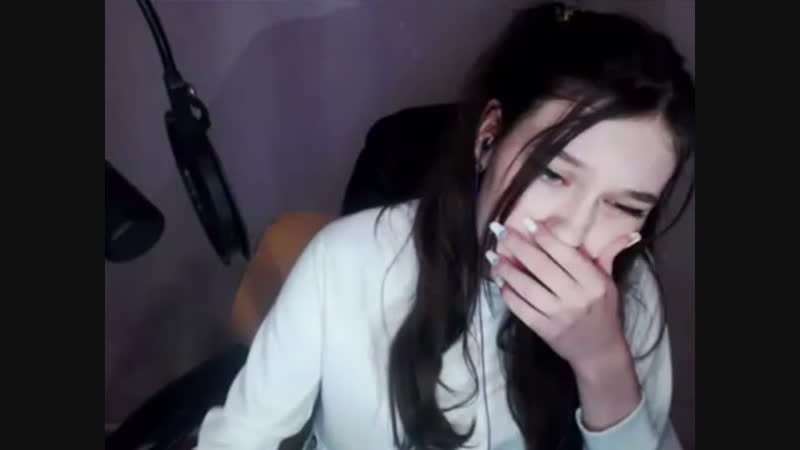 Стимерша сидит на вибраторе и не может сдержать оргазм