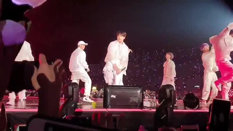 Look at tae ksndjdjdnfng he got tired of the buket hat ohmygododjdjdjjfbdbhe