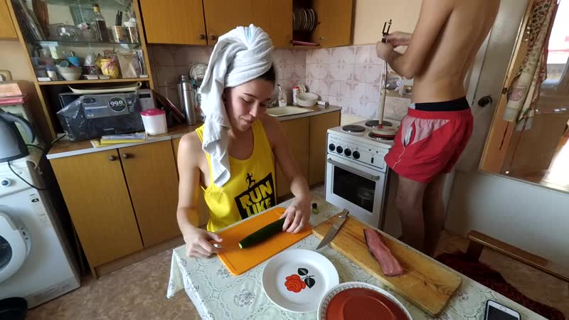 Зажал мамане пивас, суши роллы, шрирача