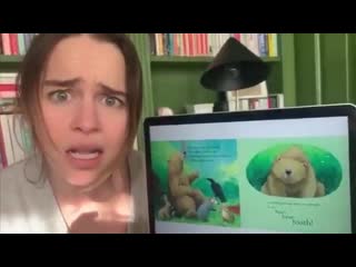 Emilia clarke lendo bear’s loose tooth de karma wilson e chapman