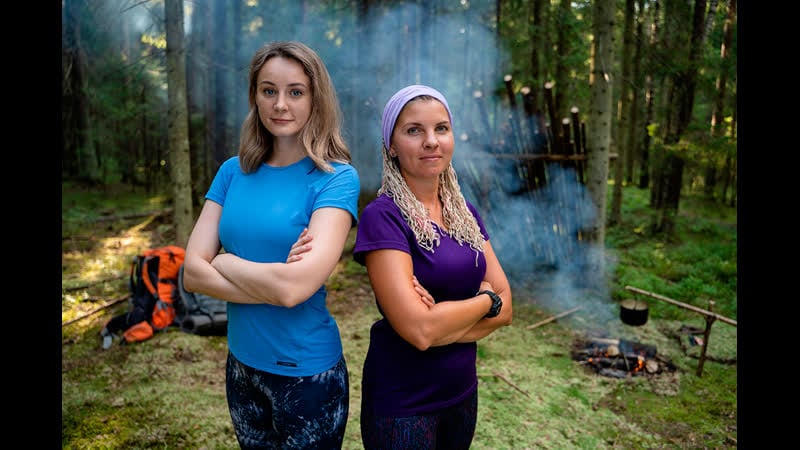 Лесные лосины женский бушкрафт девушки строят укрытие готовят индейку на костре
