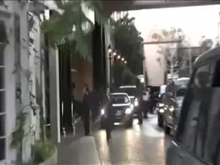 26 октября меган у отеля the beverly hills hotel с неким другом