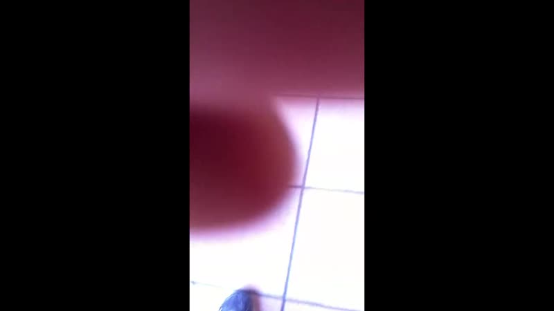 Подсматривают под юбки девушкам без