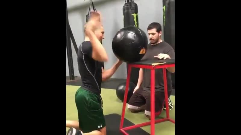 Этот парень несмотря на диагноз дцп отлично справляется с поставленными задачами