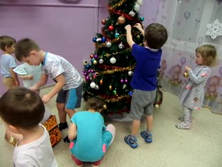 Наряжаем елку (7)