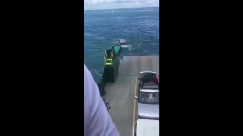 Автомобиль уехал с парома в море во время переправы