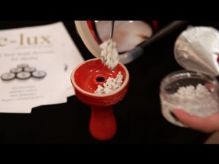 Yalangoch qiz videoda oz tanasini korsatmoqda.