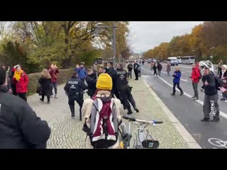 Erste festnahmen (etwa 930 uhr zwischen brandenburger tor und siegessäule)