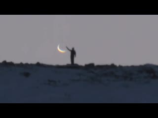 Человек на фоне узкого серпа венеры