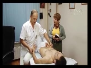 Огулов делает массаж молодые и поясняет