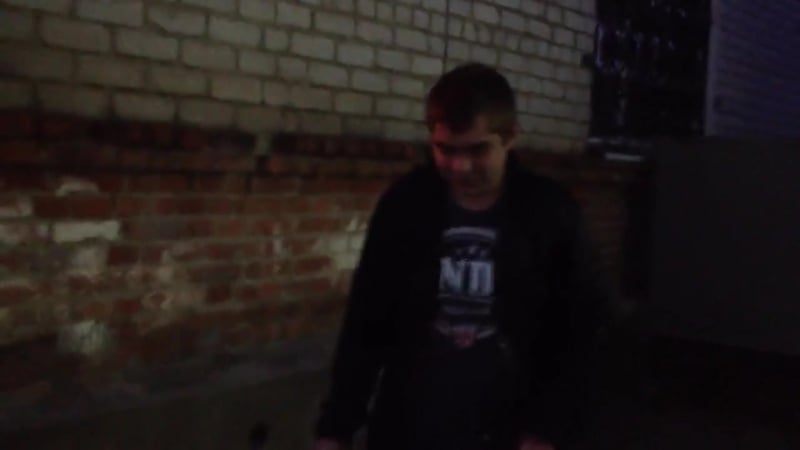 Тупые деффки заставили пацана рубить айфон