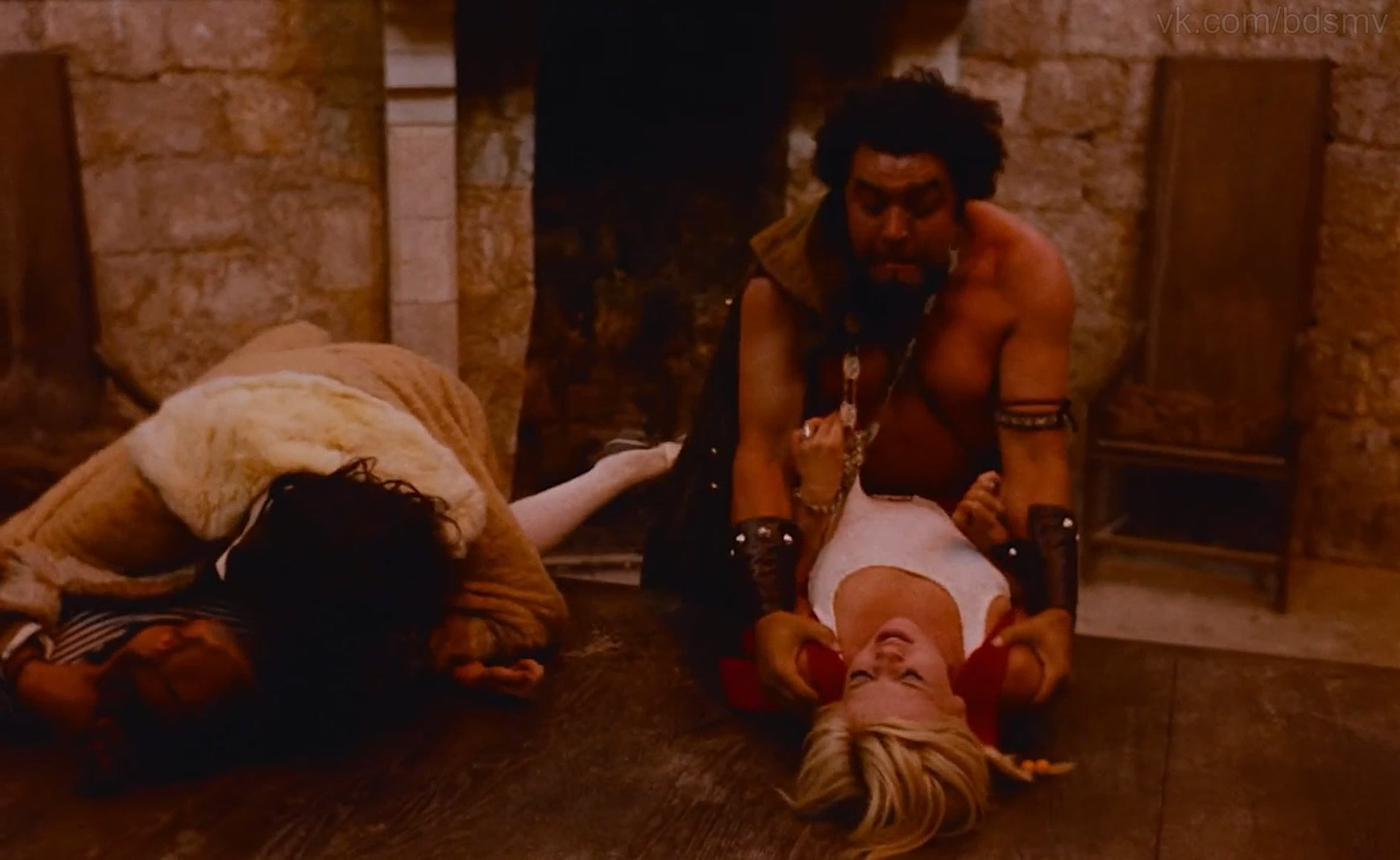 Қыздар ұйықтап жатқан еркектерді Ана де Армас секс