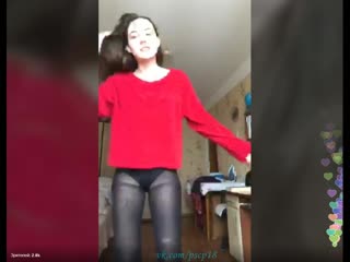 Молодая девушка в колготках и белье одевается periscope перископ