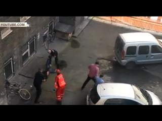 Полицейские в польше избили выпавшего из окна мужчину велосипедом и шваброй