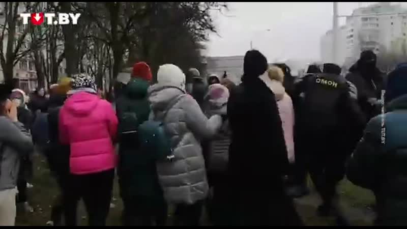 «он без сознания!» девушки попытались отбить у силовиков парня, когда его все же схватили, он упал на землю