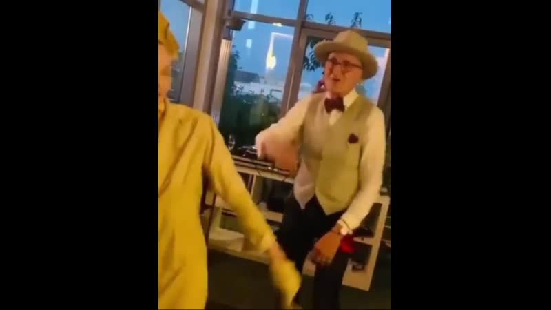 Вывел свою чикулю тусить)