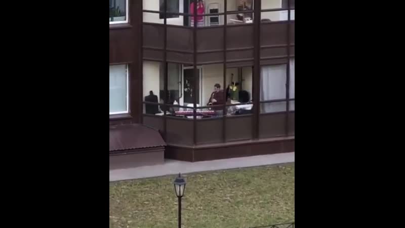 Петербургский музыкант дал концерт на балконе