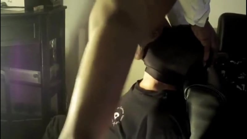 Негр выебал глотку большим хуём