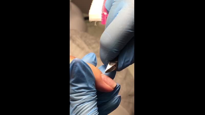 Срез кутикулы работает ученица 👩🏻‍🎓