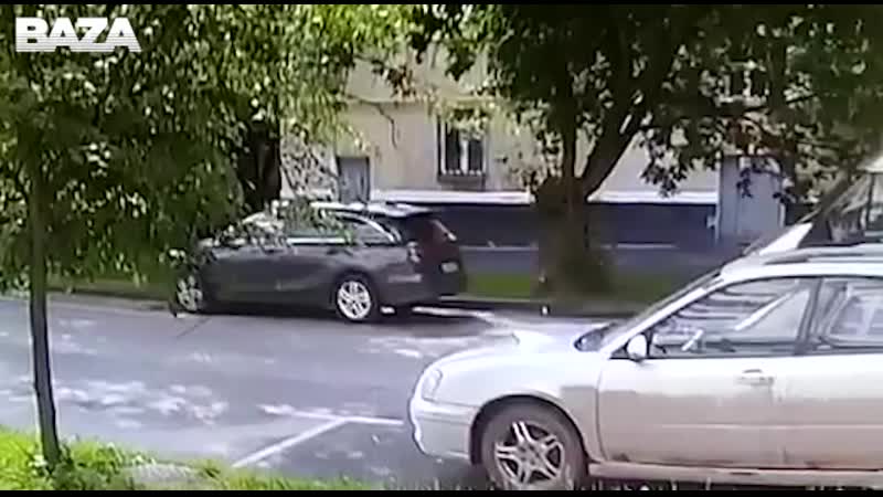 Девушка не поставила авто на ручник, и машина укатилась