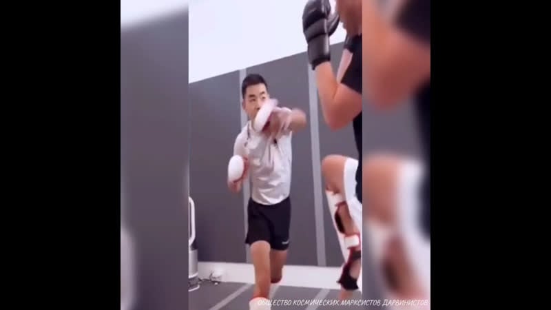 Экстремист, фашист, русофоб и бандерофил цукерберг практикуется в боевом гопаке