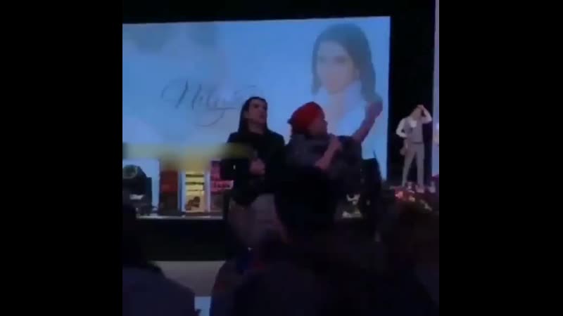 Халқ артисти юлдуз усмонова чақалоғи йиғлаган аёлни залдан ҳайдаб чиқарди