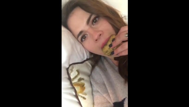 Хэйли этвелл есть печеньку | hayley atwell