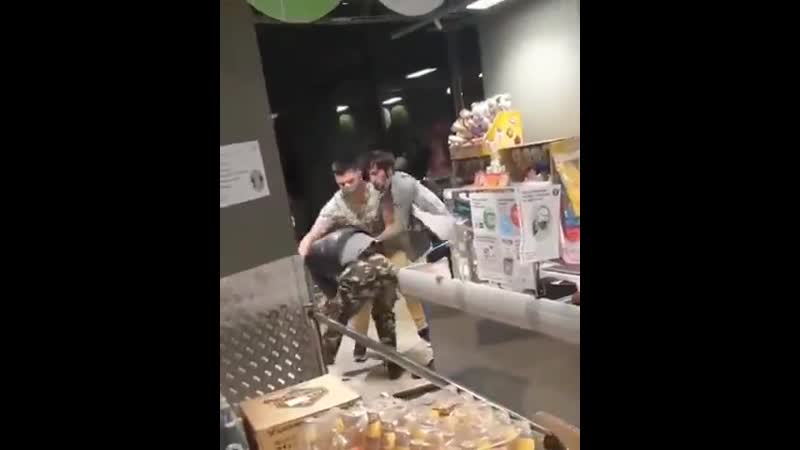 Охранники (русский и каазец) вытаскивают активного бесмасочника из магазина в сочи