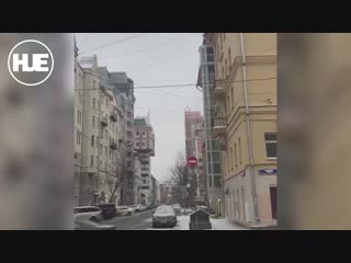 В москве коммунальщики убирая снег с крыш не замечают припаркованные авто