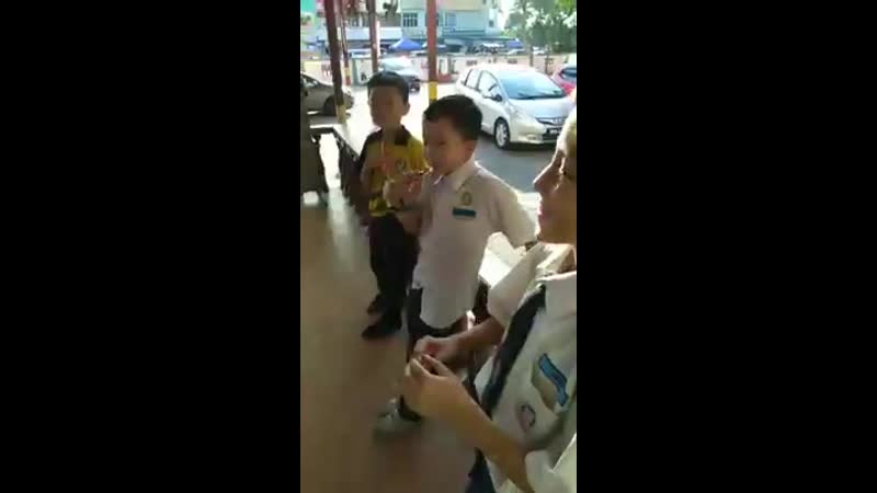 Sila siasat apa yg anak anda beli ketika di sekolah supaya kebiasaan buruk ini tidak menular kpd habit yg lebih membimbangkan