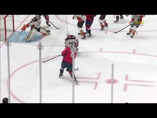 Evgeny kuznetsov finds alex ovechkin backdoor for 673rd career goal