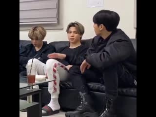 Not a jikook vlive but jimin and jungkook sitting next to each other and jungkoo ( 720 x 720 ) mp4