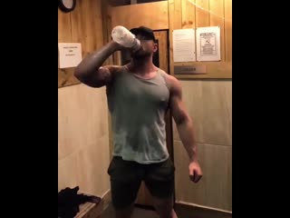 Маршал обливается водой и показывает великолепную жопу