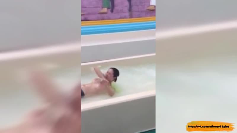 Голая девушка в аквапарке: порно видео на chelmass.ru